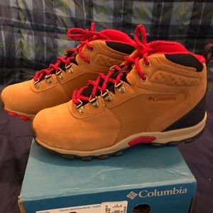 New in Box girls Columbia hiking boots